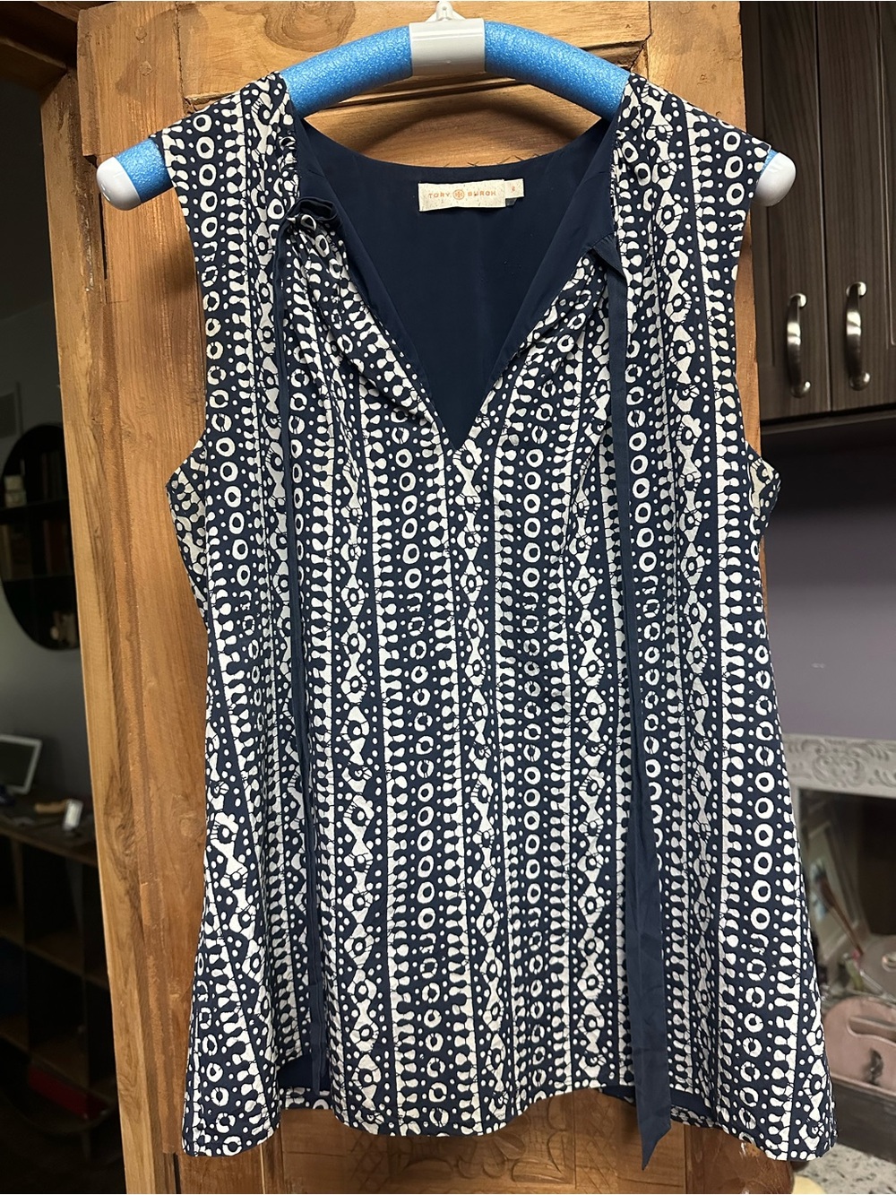 Tory Burch lined blouse 6 navy ties v neck